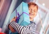 «С наступающим!»: юные жители Саткинского района продолжают получать новогодние подарки 