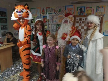 «С наступающим!»: Дед Мороз, Снегурочка и символ 2022-го года радуют визитами жителей Саткинского района 