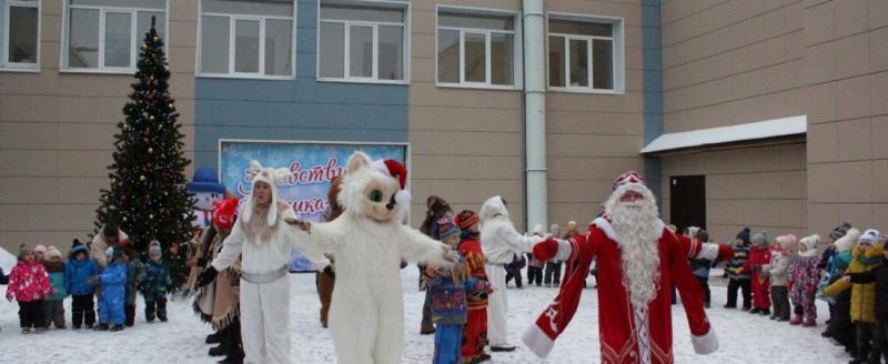 «Танцую все!»: во внутреннем дворе саткинского дворца культуры «Строитель» состоялось открытие новогодней ёлки 