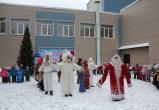 «Танцую все!»: во внутреннем дворе саткинского дворца культуры «Строитель» состоялось открытие новогодней ёлки 