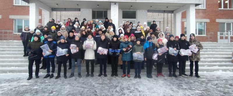 «Актуальный подарок»: Саткинский чугуноплавильный завод презентовал 29 пар коньков школе № 13 