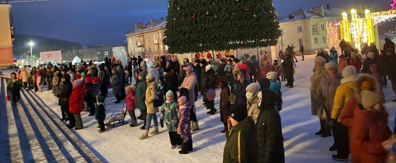 В Саткинском районе проходят официальные открытия новогодних городков и ёлок 