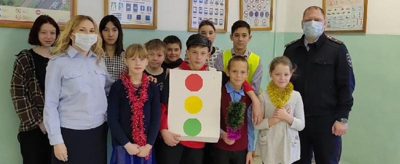 «Главное - соблюдать правила»: представители Госавтоинспекции пообщались со школьниками из Малого Бердяуша 