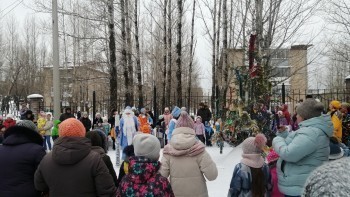 «С праздником!»: жители Саткинского района отмечают Рождество Христово 