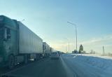 «Много фур, дорога скользкая»: жители Саткинского района стоят в пробках на трассе М5 «Урал»