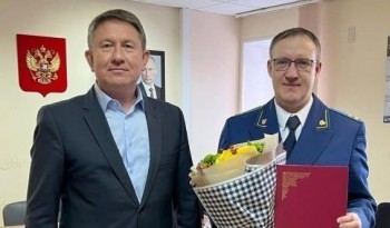 Глава Саткинского района поздравил сотрудников прокуратуры с профессиональным праздником 