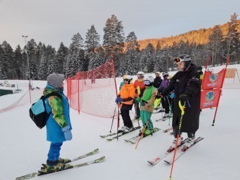 Спортсменки из Саткинского района покорили горнолыжную трассу на «Кубке Уральских гор» 