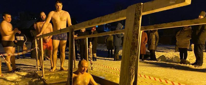 «В прорубь с головой»: более 200 жителей Саткинского района окунулись в купели в крещенскую ночь 