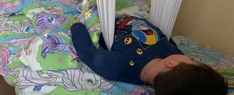 «Съехал вниз и закричал от боли»: 8-летний саткинец получил серьёзную травму, катаясь с горки в Каргинском парке 