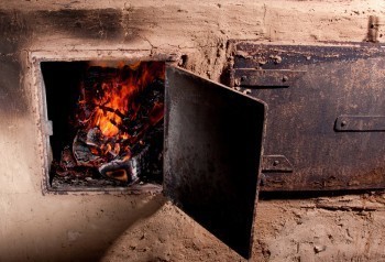  По предварительной версии, баня в Межевом загорелась из-за нарушения правил эксплуатации печного отопления