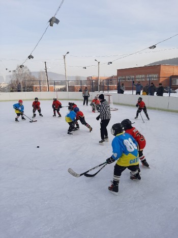 «Когда лёд зовёт»: юные саткинские хоккеисты встретились с командой из Миасса 