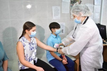 «Поступило 100 доз»: в Саткинском районе от коронавируса начали прививать подростков 
