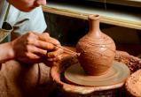 «Сделано мастерами»: в саткинском центре культурных инициатив открылась выставка глиняных изделий и гобеленов 