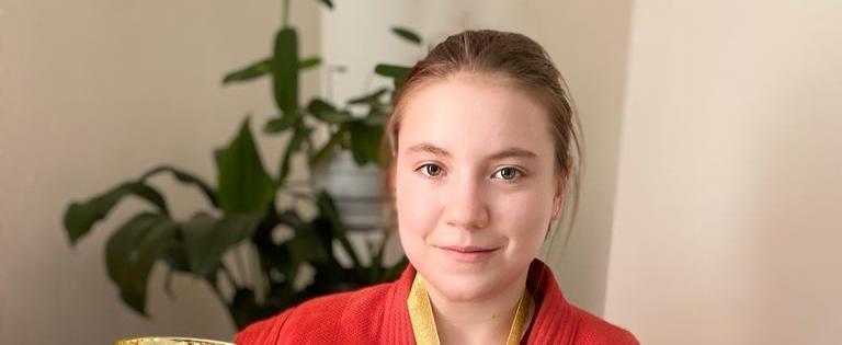 «Почётное место на пьедестале»: спортсменка из Бакала Дарья Горчинская завоевала «золото» на турнире по самбо 