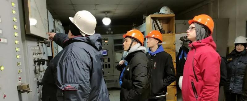 «Все профессии важны - выбирай на вкус!»: школьники побывали на Саткинском чугуноплавильном заводе