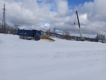 «А он не знал и падал...»: в Саткинском районе продолжается борьба со снегом 