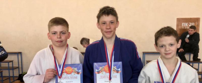 «Два «золота» и «серебро»: самбисты Саткинского района завоевали медали на первенстве по дзюдо 