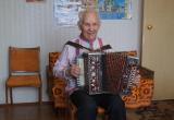 «Пел и играл на гармони»: житель Бакала Василий Привалов отметил 95-летие 