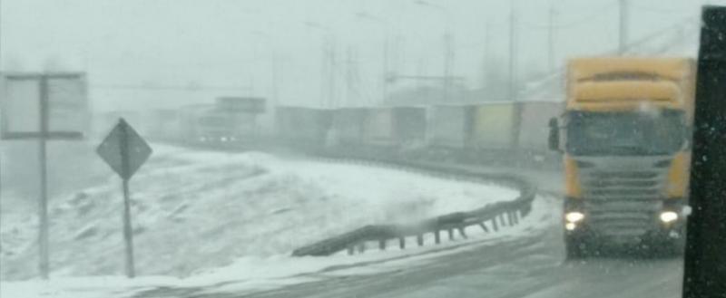 «Новости из пробки»: из-за снегопада и ДТП на трассе М-5 сегодня затруднено движение 