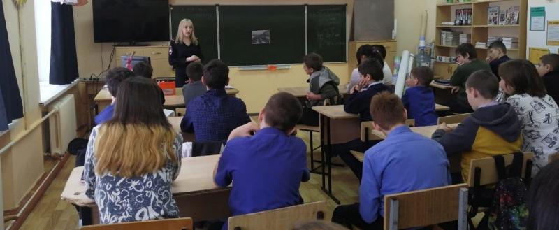 «Поговорим про ПДД?»: представители Госавтоинспекции продолжают проводить встречи в школах Саткинского района   