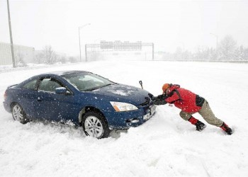 Вот как вытащить глубоко застрявший в снегу автомобиль