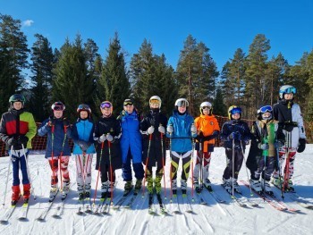 «Достойно завершили сезон»: горнолыжники из Саткинского района завоевали награды на соревнованиях в Кусе 