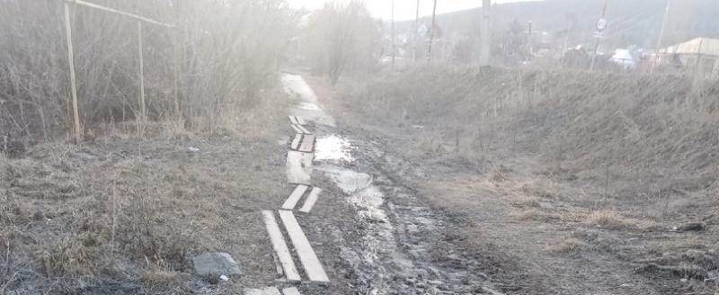 «Идти невозможно!»: саткинцы возмутились состоянием тротуара в посёлке Первомайском 