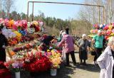 «Готовимся к Радонице»: в Сатке начали работать ярмарки-продажи искусственных цветов  