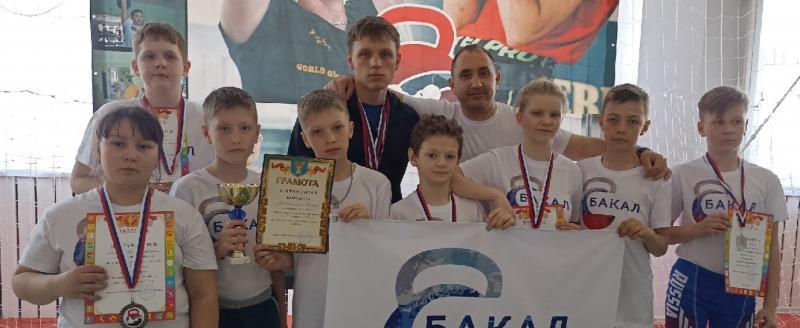 «Поднять за 12 минут»: гиревики из Саткинского района завоевали медали на турнире в Карталах 