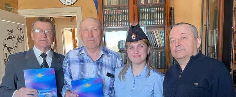 Полицейские Саткинского района поздравили коллег с Днём ветеранов органов внутренних дел 