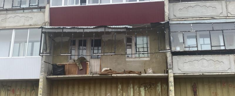 В Западном микрорайоне Сатки разрушился балкон 