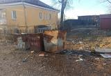 «Свалка среди двора»: бакальцы пожаловались на состояние мусорных баков 