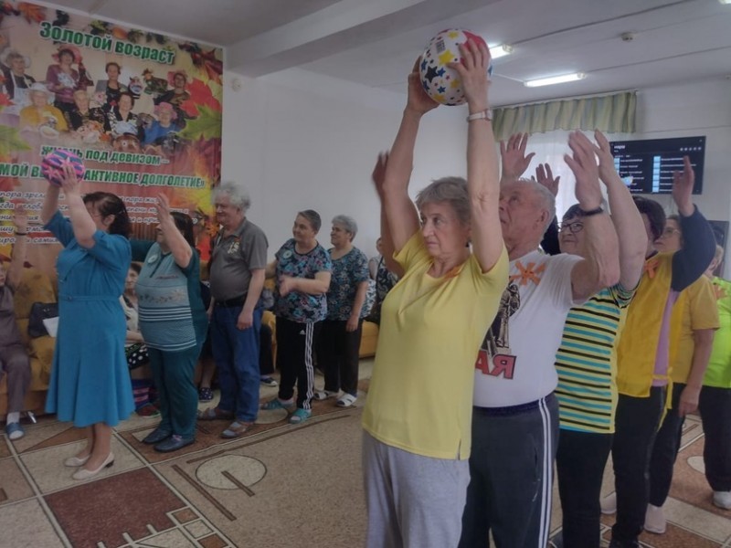  «Знакомились и играли»: пенсионеры из Саткинского района приняли участие спортивно-развлекательном мероприятии 