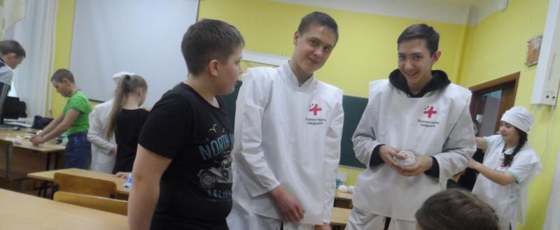 «Берём бинт...»: студенты Саткинского медтехникума показали школьникам, как оказывать первую помощь 