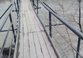 «Отказываются делать ремонт»: жительница Сатки пожаловалась на состояние пешеходного моста