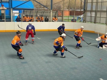 Любители хоккея добиваются установки специального покрытия на хоккейной коробке на 19-м квартале в Сатке