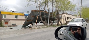 Часть крыши рухнула на припаркованные авто во время сильного ветра в Сатке