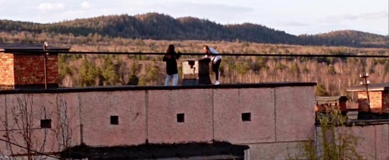«Опасные селфи»: на крыше многоэтажки в Сатке вновь замечены подростки 