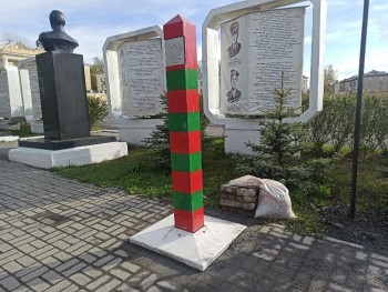 «Фотофакт»: в бакальской аллее Героев установлен пограничный столб 
