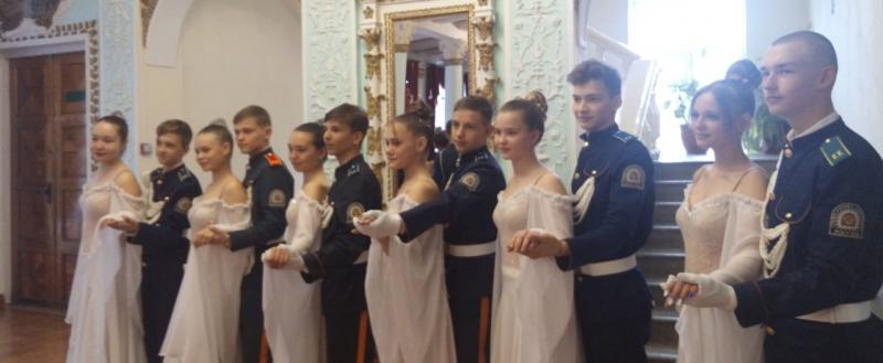Саткинские школьники приняли участие в Епархиальном бале 