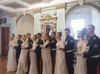 Саткинские школьники приняли участие в Епархиальном бале 