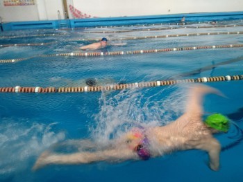 «Эстафета на воде»: саткинские спасатели замкнули тройку лидеров на соревнованиях по плаванию 