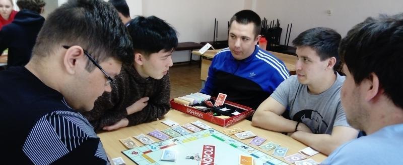 «Интересная игра»: студенты Саткинского медицинского техникума поучаствовали в турнире по «Монополии»