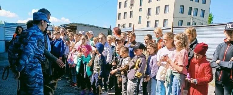 «В гостях у полицейских»: сотрудники и ветераны саткинского ОВД встретились со школьниками 