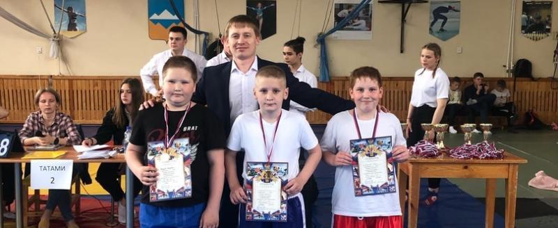 95 спортсменов Саткинского района сразились в турнире по кикбоксингу 
