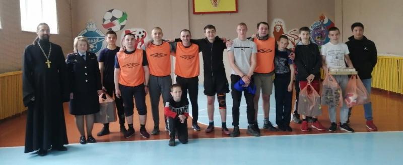 Полицейские Саткинского района сыграли в футбол с воспитанниками детского дома 