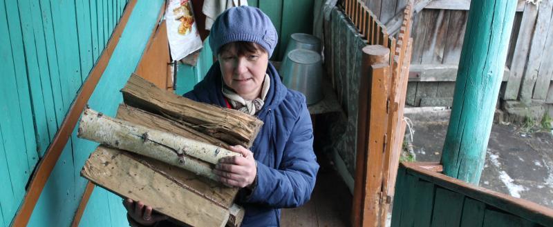 Социальный работник Эльзира Алибаева в посёлке Сулея за работой. Фото из архива. 