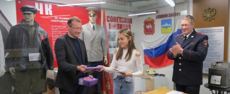 «В торжественной обстановке»: перед Днём России юные жители Саткинского района получили паспорта 