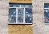 Воспитанники детского дома украсили окна в честь Дня России 