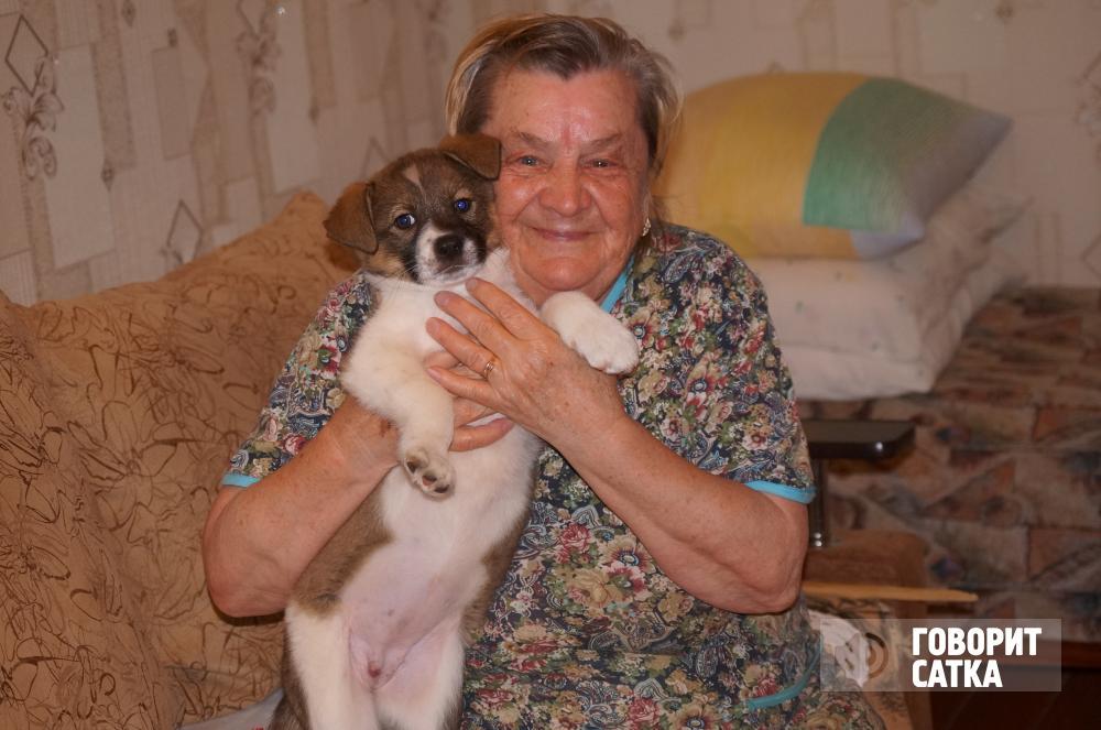 85-летняя жительница Бакала ищет добрых хозяев щенку 